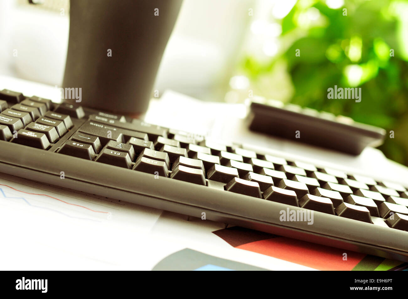 Detail aus einem Schreibtisch in einem Büro mit netter Atmosphäre Stockfoto