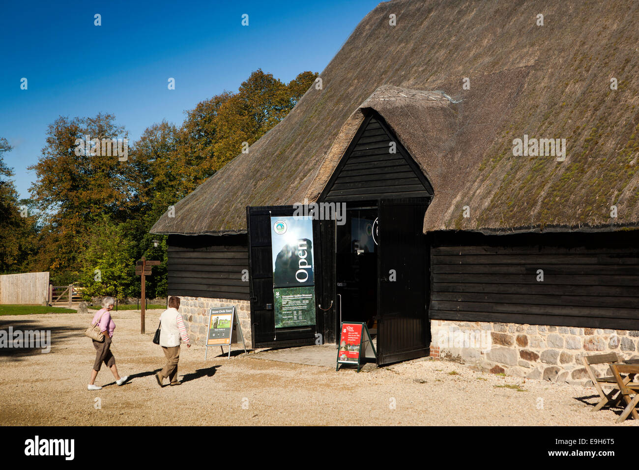 Großbritannien, England, Wiltshire, Avebury Manor, Besucher, reetgedeckte Museum Scheune Stockfoto