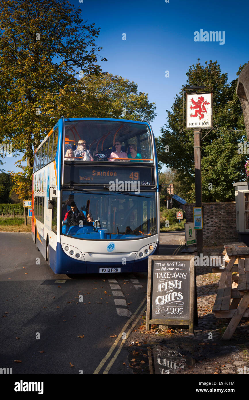 Großbritannien, England, Wiltshire, Avebury, ländlichen Busservice an Haltestelle außerhalb Red Lion Public House Stockfoto