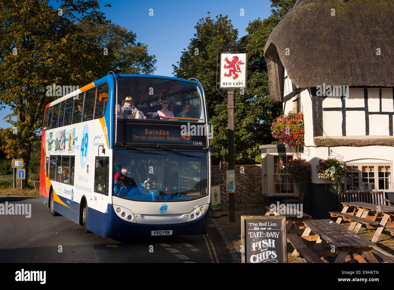 Großbritannien, England, Wiltshire, Avebury, ländlichen Busservice an Haltestelle außerhalb Red Lion Public House Stockfoto