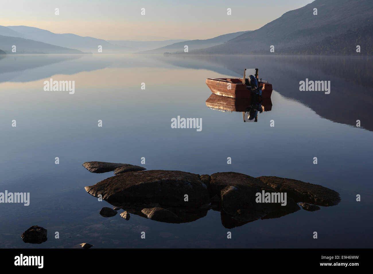 Fischerboot auf Loch Arkaig in den frühen Morgenstunden, Fort William, Highlands, Schottland, Vereinigtes Königreich Stockfoto