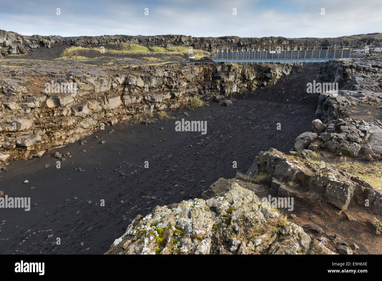 Brücke zwischen den Kontinenten durchquert der Bruchzone zwischen den amerikanischen und europäischen tektonischen Platten Stockfoto