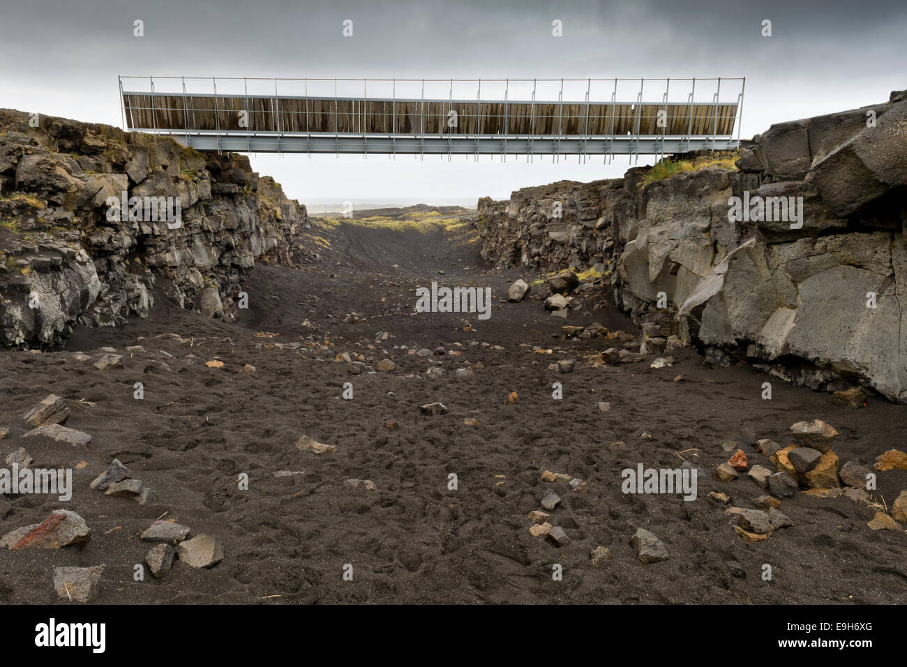 Brücke zwischen den Kontinenten durchquert der Bruchzone zwischen den amerikanischen und europäischen tektonischen Platten Stockfoto