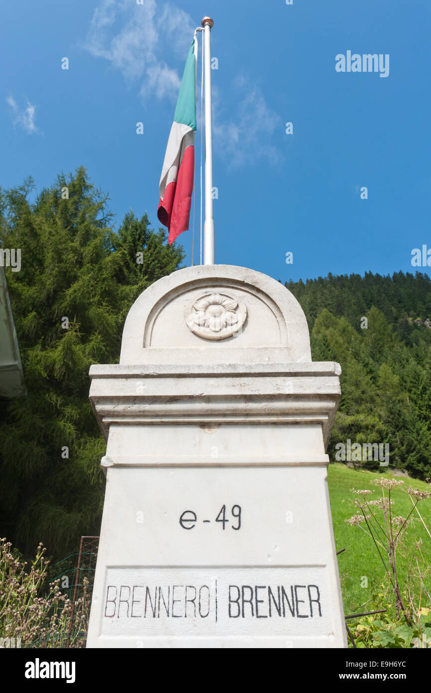 Staatliche Grenze am Brenner Pass, alte Grenzstein zwischen Italien und Österreich mit der italienischen Nationalflagge, Brenner Stockfoto