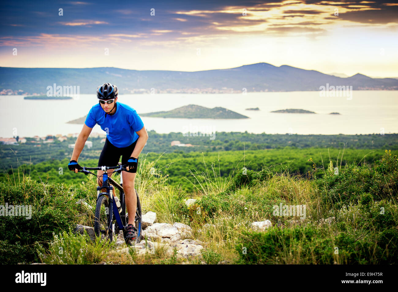 Mountainbiker fahren auf Kroatien Stockfoto