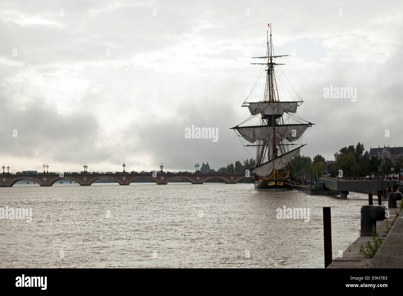 In Bordeaux, die Fregatte "Hermine" (Nachbau) schnell am Kai in der Nähe der alten Steinbrücke am Fluss Garonne (Frankreich) gemacht. Stockfoto