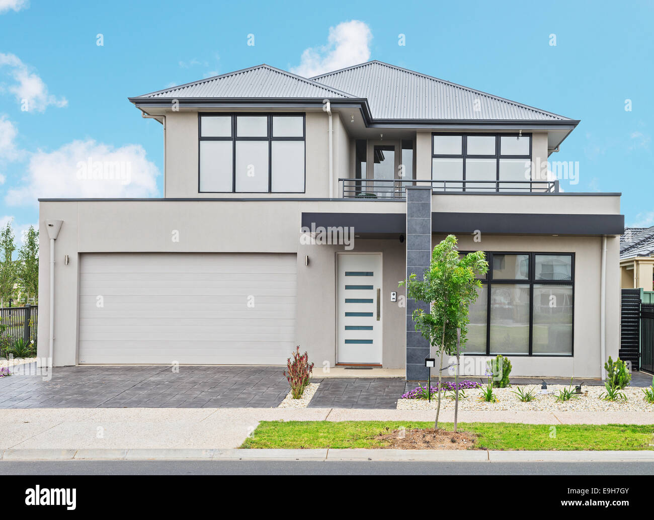 Typische Fassade ein modernes Vorstadthaus Stockfoto