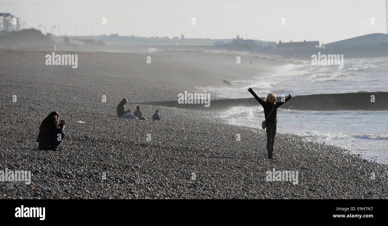 Brighton, UK. 28. Oktober 2014. Großbritannien Wetter. Menschen, die das Strandleben genießen, wie sie das Beste aus dem warmen sonnigen Wetter auf Brighton Seafront früh machen Stockfoto