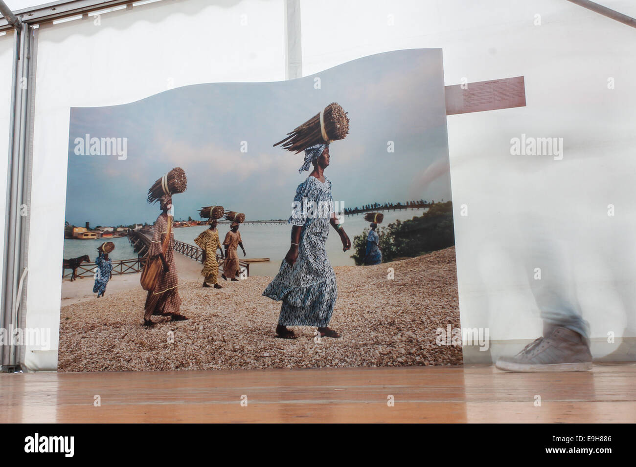 Eines der zwölf Fotos des amerikanischen Fotografen Steve McCurry für seine Lavazza Kalender 2015, ausgestellt auf der Salone del Gusto und Terra Madre 2014 in Turin © Elena Aquila/Pacific Press/Alamy Live News Stockfoto