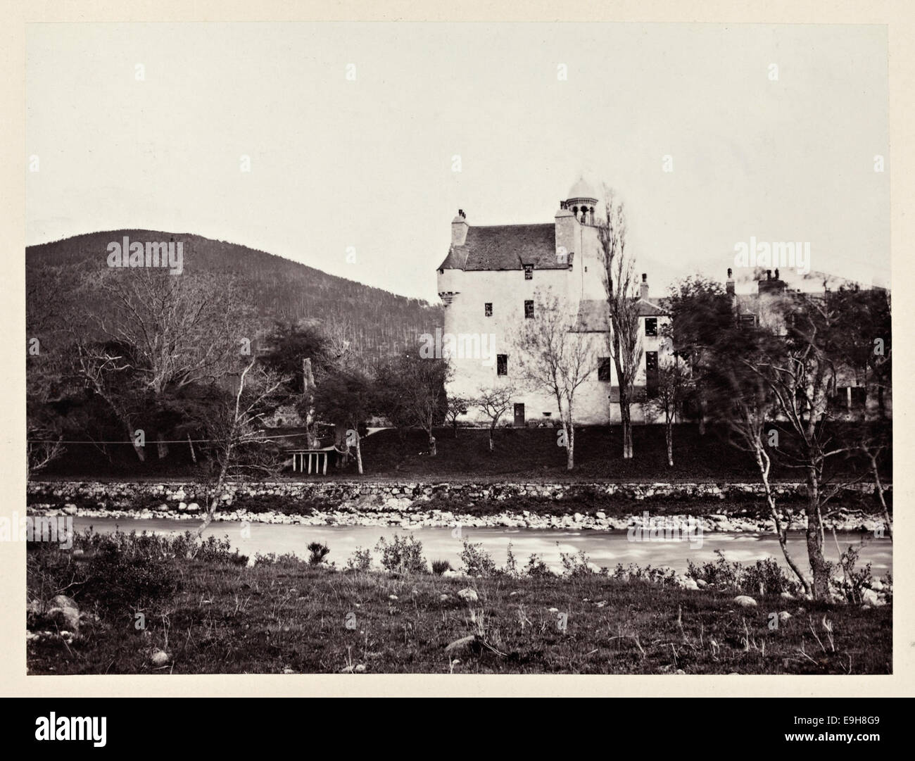 Dieses Foto zeigt die „Nereid“, eine königliche Yacht der britischen Königsfamilie, die nahe Abergeldie Castle im Cairngorms National Park vor Anker liegt. Das Bild stammt aus dem Jahr 1869, während der Kreuzfahrt der königlichen Familie auf dem Fluss Dee in Schottland. Stockfoto