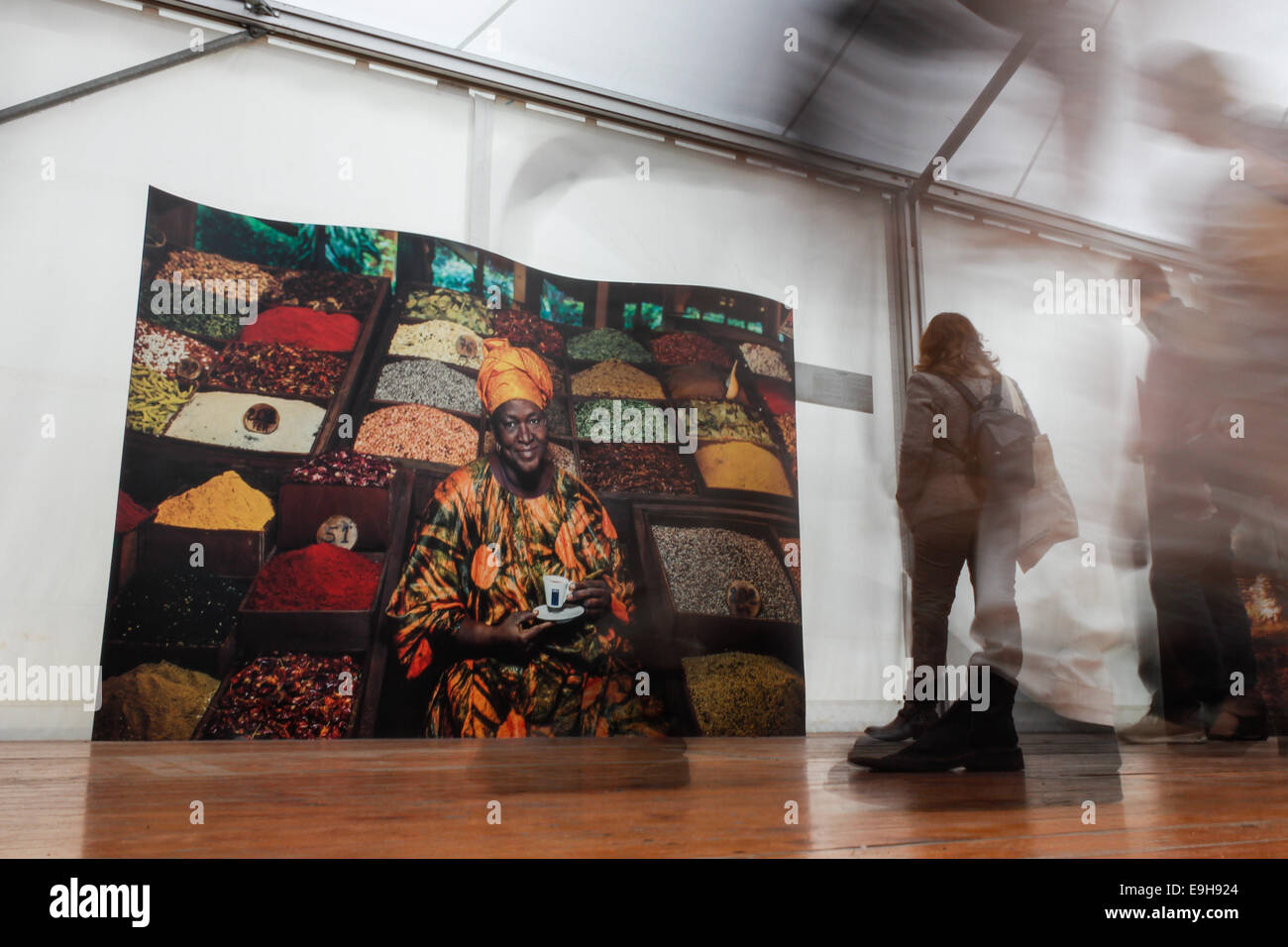 Eines der zwölf Fotos des amerikanischen Fotografen Steve McCurry für seine Lavazza Kalender 2015, ausgestellt auf der Salone del Gusto und Terra Madre 2014 in Turin © Elena Aquila/Pacific Press/Alamy Live News Stockfoto