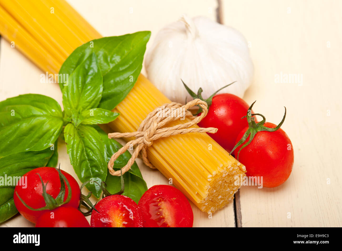 Rohe Zutaten Spaghetti Nudeln Tomate und Basilikum Grundlagen der italienischen Küche Stockfoto