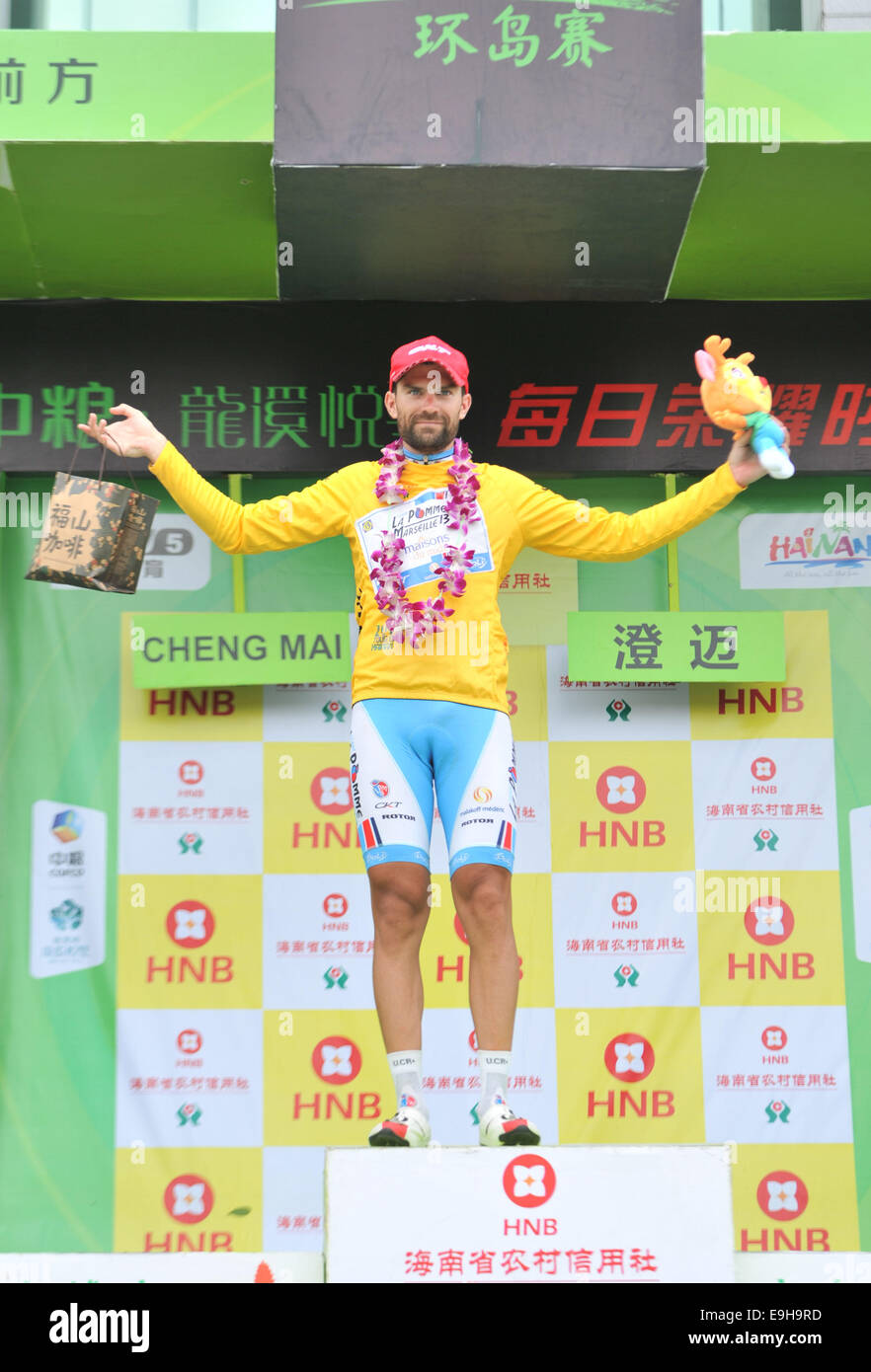 Haikou, China Provinz Hainan. 28. Oktober 2014. Julien Antomarchi vom Team La Marseille 13-FRA feiert nach der letzten Etappe von 2014 Tour von Hainan internationalen Radsport Straßenrennen in Wenchang, Süd-China Provinz Hainan, 28. Oktober 2014 auf dem Podium. Julien Antomarchi des LPM behauptete den Titel nach dem Endstadium mit einer Zeit von 35 Stunden, 2 Minuten, die in der Regel stehen. Bildnachweis: Yang Guanyu/Xinhua/Alamy Live-Nachrichten Stockfoto