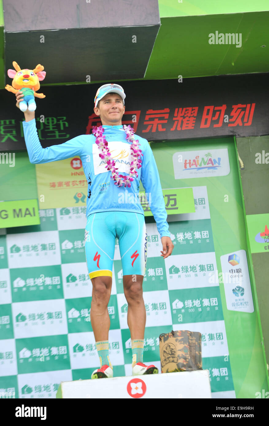 Haikou, China Provinz Hainan. 28. Oktober 2014. Andrey Zeits von Astana Pro Team-KAZ, der das blaue Trikot hält, feiert nach der letzten Etappe von 2014 Tour von Hainan internationalen Radsport Straßenrennen in Wenchang, Süd-China Provinz Hainan, 28. Oktober 2014 auf dem Podium. Julien Antomarchi des LPM behauptete den Titel nach dem Endstadium mit einer Zeit von 35 Stunden, 2 Minuten, die in der Regel stehen. Bildnachweis: Yang Guanyu/Xinhua/Alamy Live-Nachrichten Stockfoto