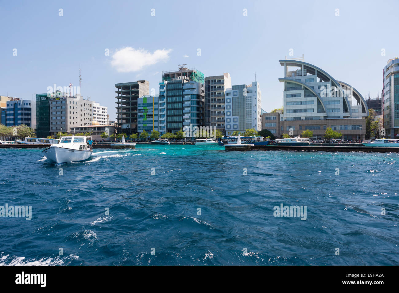 Hochhäuser in den Hafen von Malé, Nord Male Atoll, Indischer Ozean, Malediven Stockfoto