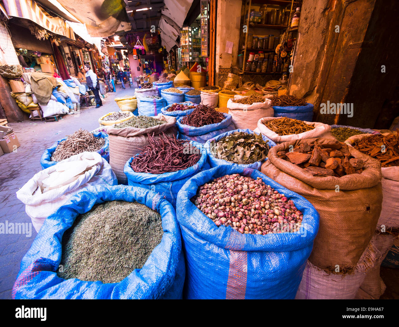 Taschen von Gewürzen in der historischen Medina, Souk, Markt, Marrakesch, Marrakech-Tensift-Al Haouz, Marokko Stockfoto