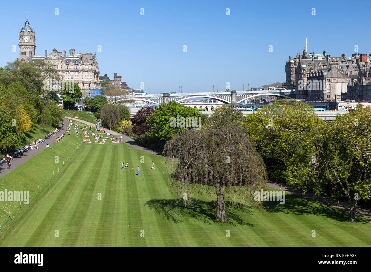 Princess Street Gardens Stadtpark, Waverley Station an der hinteren, linken, Edinburgh, Schottland, Vereinigtes Königreich Stockfoto