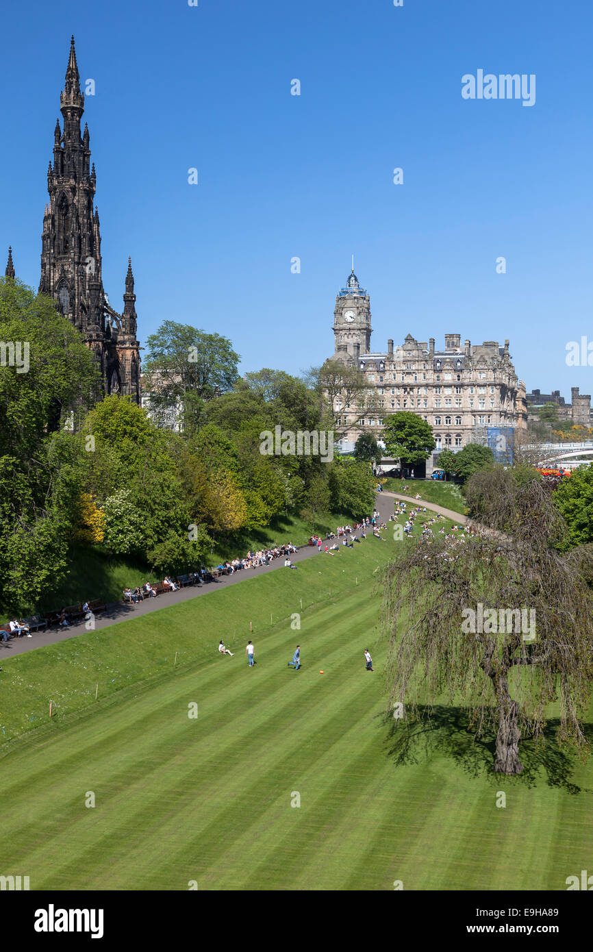 Princess Street Gardens Stadtpark, Scott Monument und Waverley Station, Edinburgh, Schottland, Vereinigtes Königreich Stockfoto