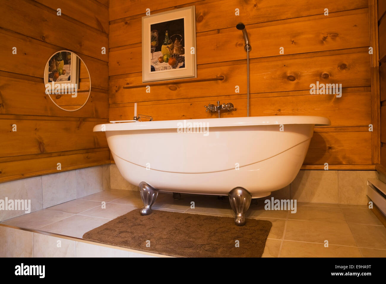 Roll-Top Badewanne in einem Badezimmer in einer Canadiana Hütte, eine weiße Kiefer Blockhaus, Provinz Quebec, Kanada Stockfoto