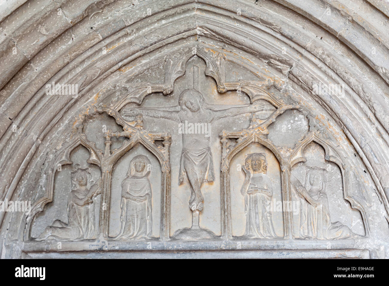 Gotisches Portal, Tympanon mit Kreuzigung und Darstellung der Gründer, Ettal Abbey, Garmisch-Partenkirchen, Oberbayern Stockfoto