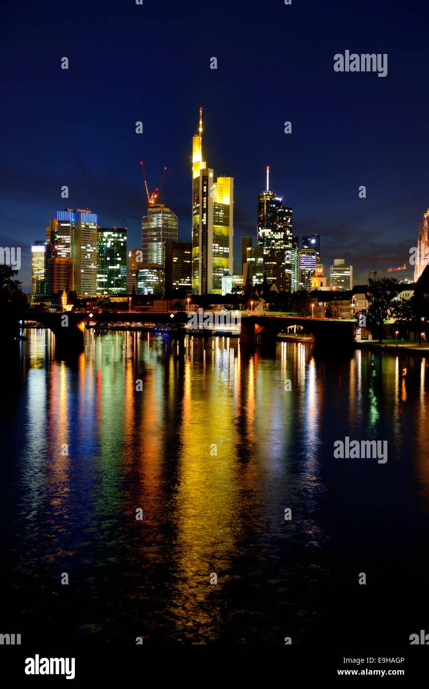 Skyline von Frankfurt mit dem Main bei Dämmerung, Frankfurt Am Main, Hessen, Deutschland Stockfoto