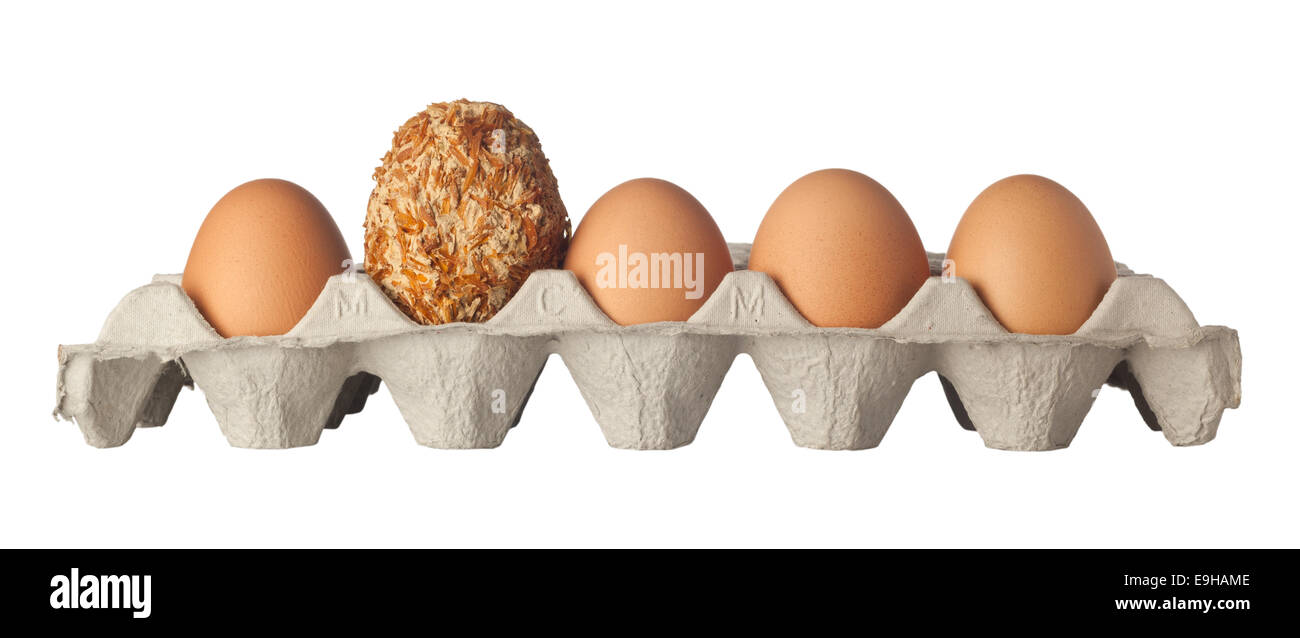 Erhaltene Ei in der Mitte einer Reihe von Hühnereiern isoliert auf weißem Hintergrund Stockfoto