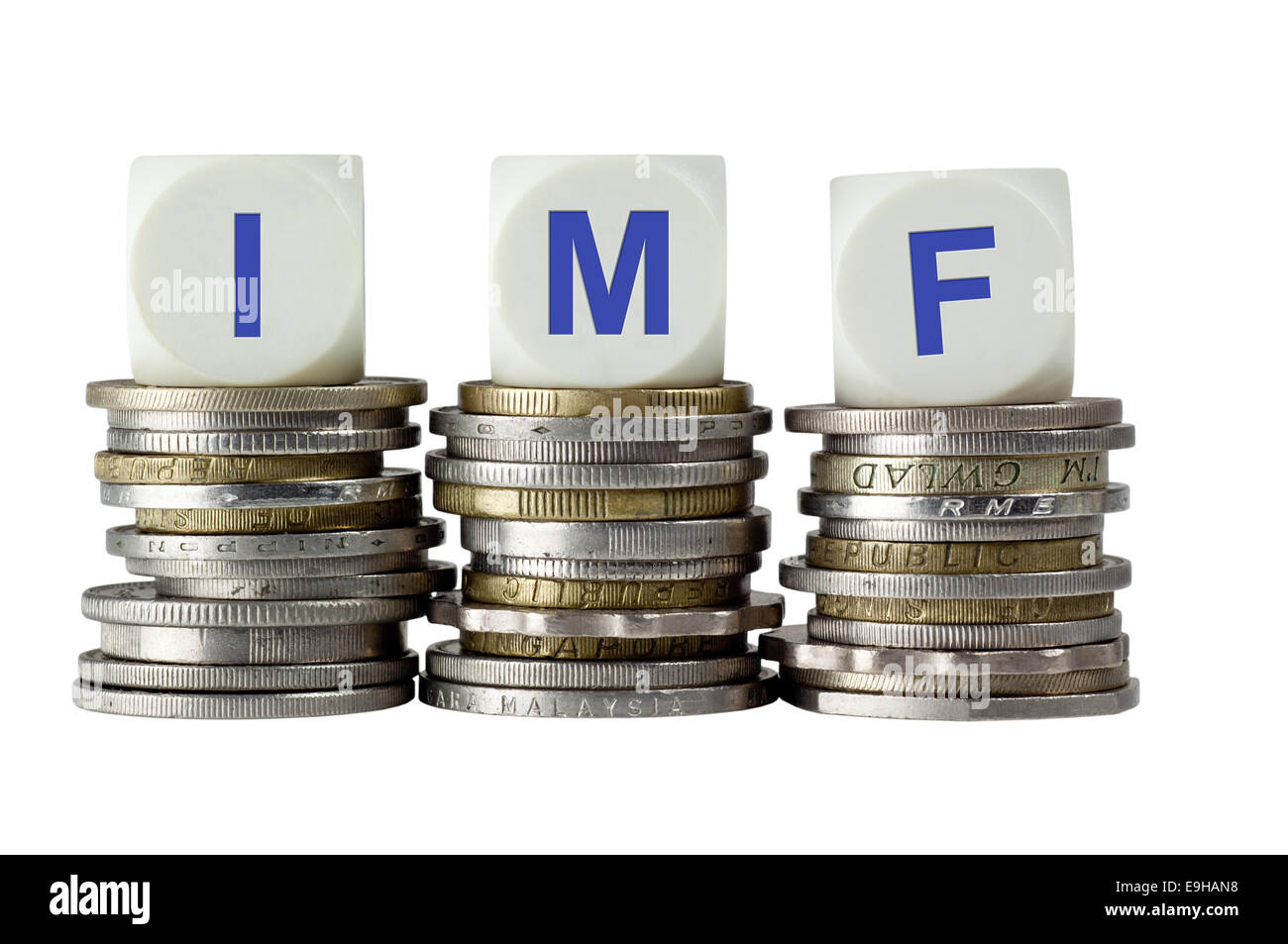 Stapel von Münzen mit den Buchstaben IMF isoliert auf weißem Hintergrund Stockfoto