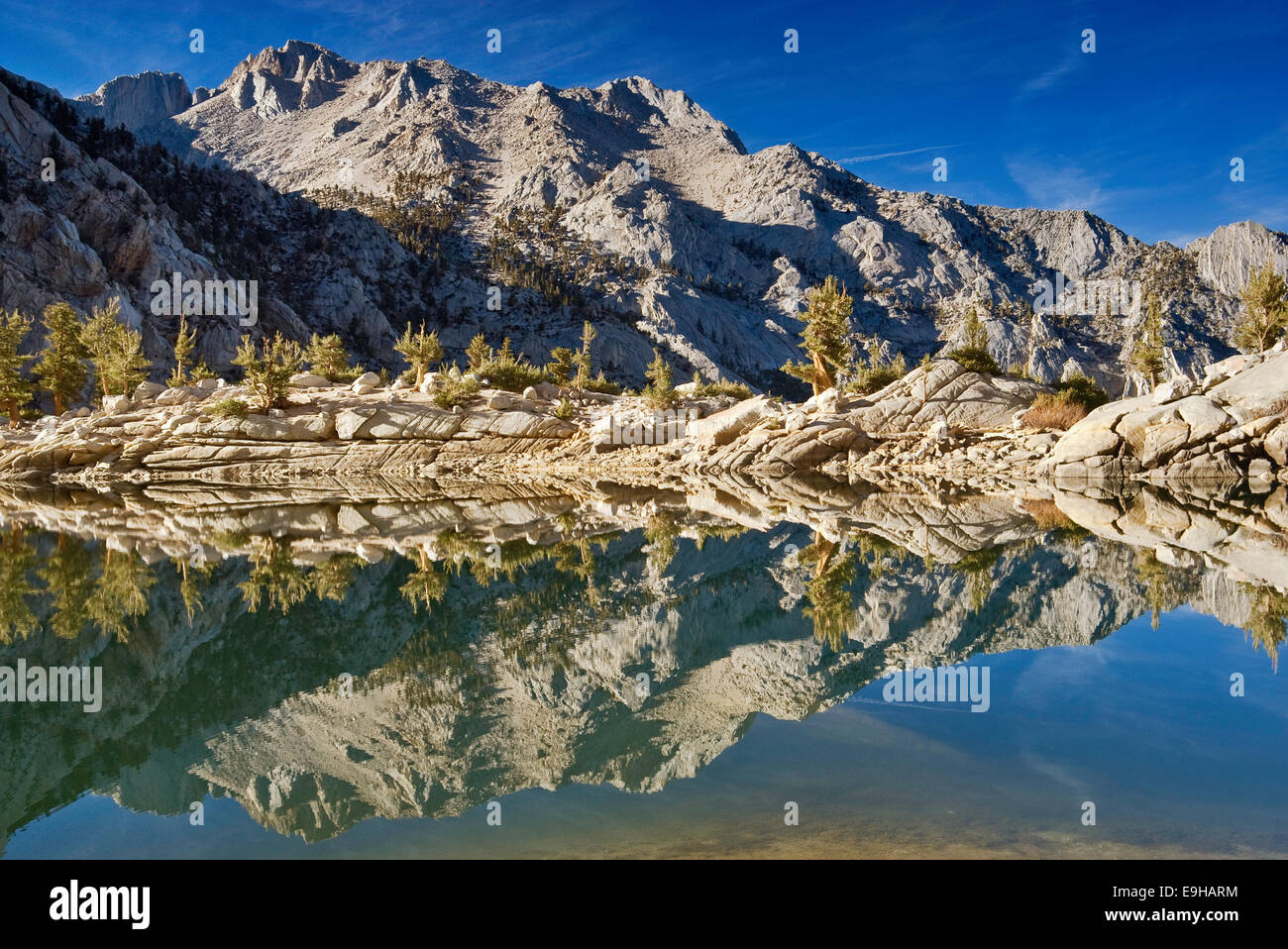 Pinnacle Ridge über Lone Pine Lake auf dem Mount Whitney Trail, John Muir Wilderness, Eastern Sierra Nevada, Kalifornien, USA Stockfoto