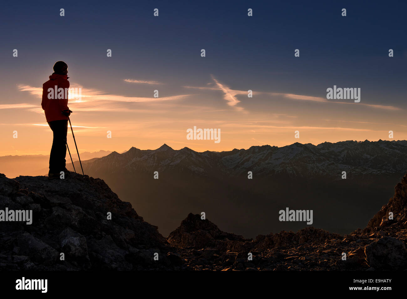 Bergsteiger, Sonnenaufgang über dem Inntal, Ehrwald, Tirol, Österreich Stockfoto