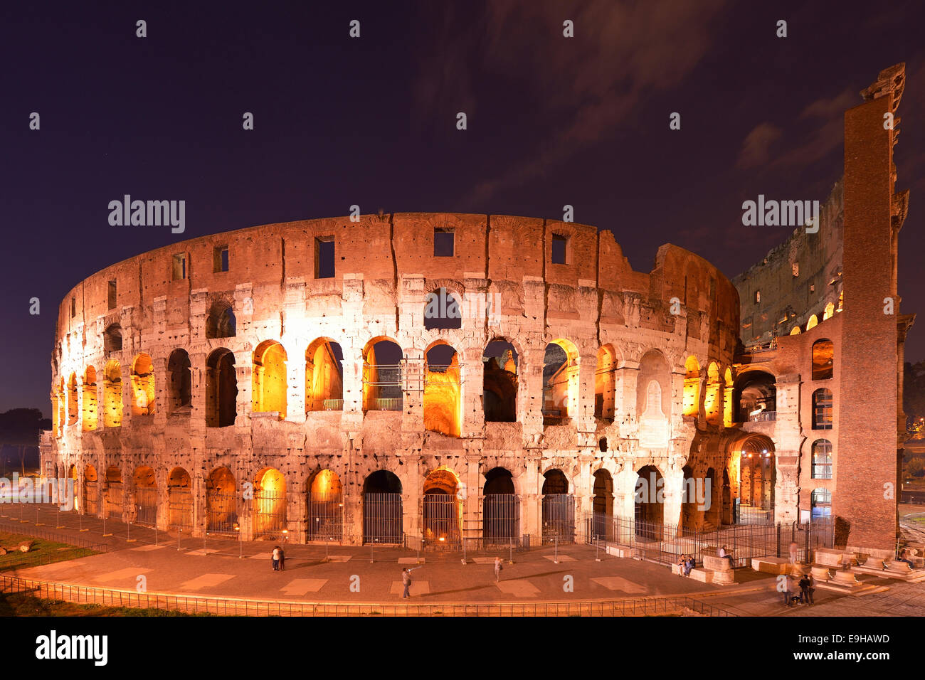 Beleuchtete Kolosseum bei Nacht, Rom, Italien Stockfoto