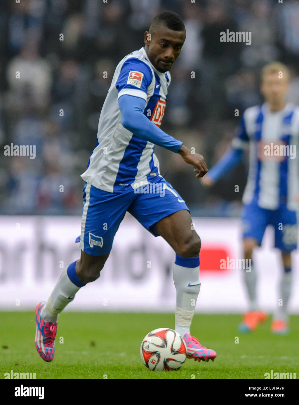 Berlins Salomon Kalou während der deutschen Fußball-Bundesliga-Fußball-match zwischen Hertha BSC und den Hamburger SV im Olympiastadion in Berlin, Deutschland, 25. Oktober 2014. Foto: Thomas Eisenhuth/Dpa - NO-Draht-Dienst- Stockfoto