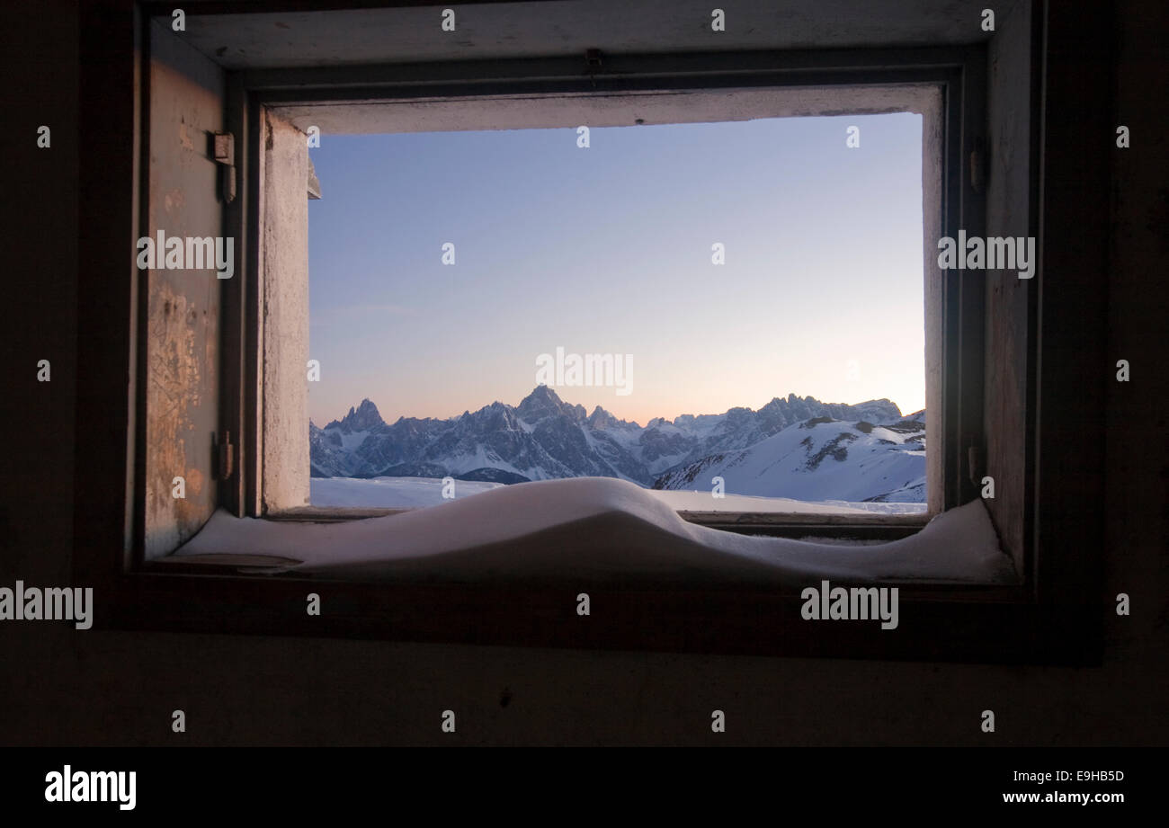 Blick auf die Lienzer Dolomiten durch ein Fenster, altes Zollhaus, Innervillgraten, Bezirk Lienz, Tirol, Österreich Stockfoto