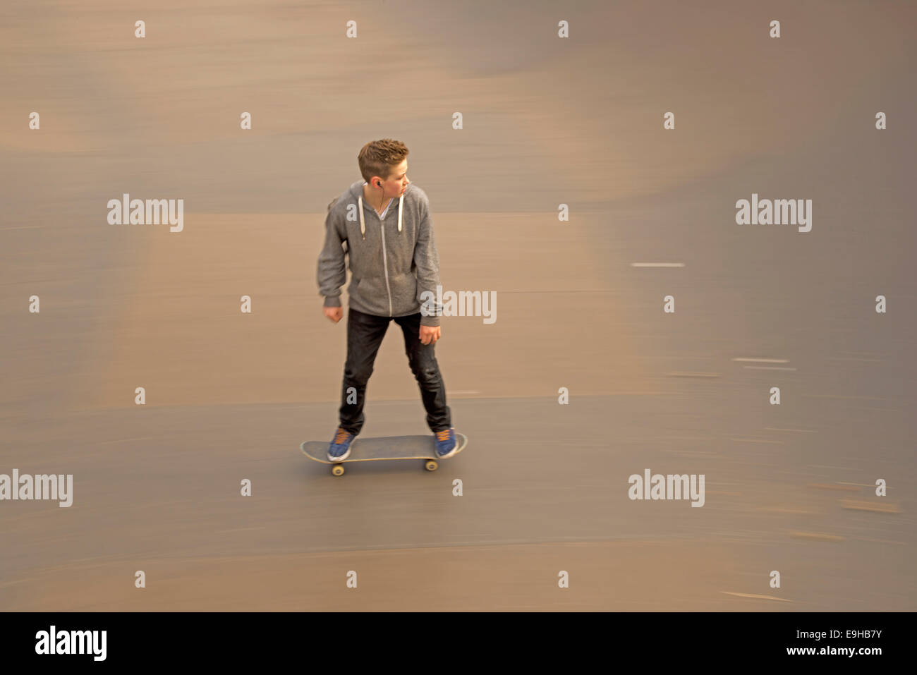 Skateboarder, 13 Jahre, Köln, Rheinland, Nordrhein-Westfalen, Deutschland Stockfoto