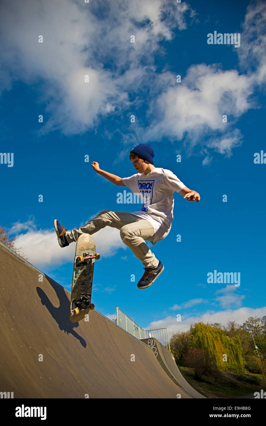 Skateboarder, zwölf Jahre, Lohse Rampe, Köln, Rheinland, Nordrhein-Westfalen, Deutschland Stockfoto