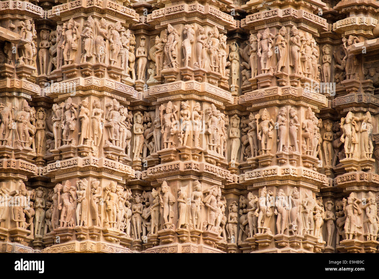 Relief mit Darstellungen von Menschen und Göttern, Kandariya Mahadeva Tempel, Western Group, Khajuraho Gruppe von Denkmälern Stockfoto