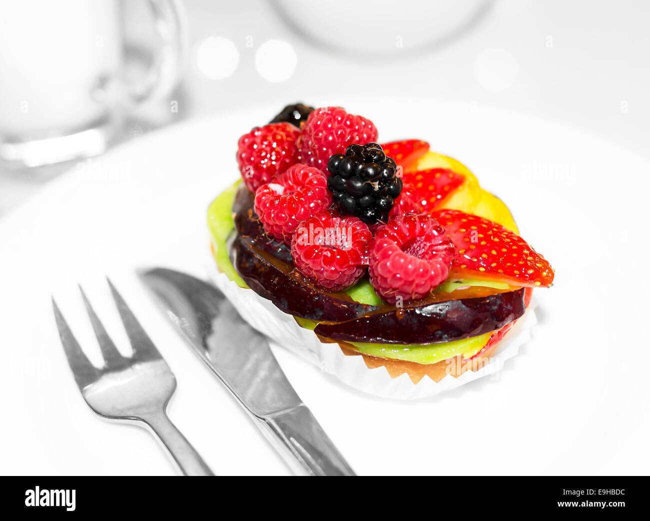 Frisches Obst Dessert mit Himbeeren, Erdbeeren, Brombeeren. Stockfoto