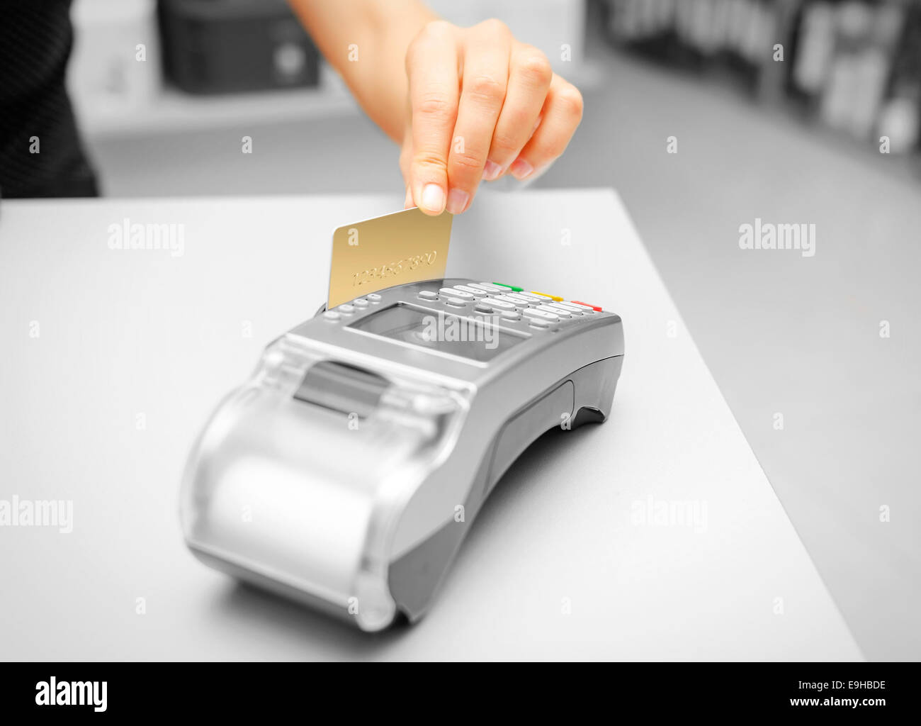 Hand, die Bankkarte terminal und Kunststoff Stockfoto