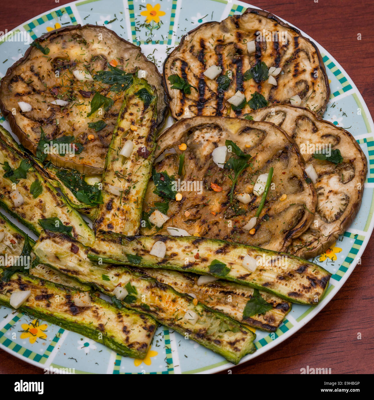 Ein Gericht aus gegrillten Auberginen mit Gewürzen aus italienischem Rezept Stockfoto