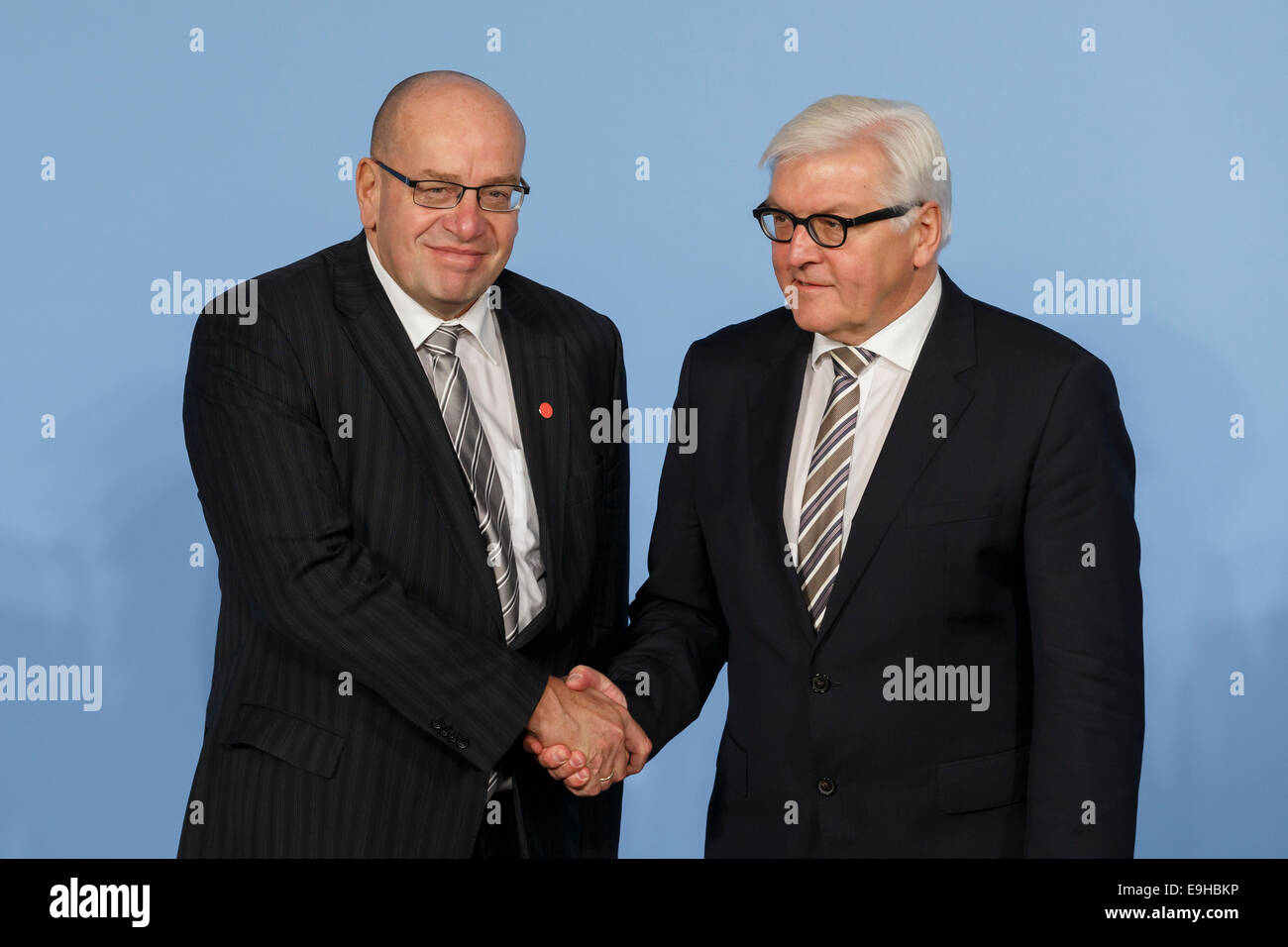 Berlin, Deutschland. 28. Oktober 2014. Ankunft der Delegationsleiter, die nicht im "International Support-Gruppe für Libanon" Sitzung begrüßte von Außenminister Steinmeier während der Konferenz über die syrische Flüchtlingssituation – Unterstützung der Stabilität in der Region Berlin haben bei der deutschen ausländischen Officce am 28. Oktober 2014 in Berlin, Deutschland teilgenommen haben. / Foto: Frank-Walter Steinmeier (SPD), der deutsche Außenminister. Bildnachweis: Reynaldo Chaib Paganelli/Alamy Live-Nachrichten Stockfoto