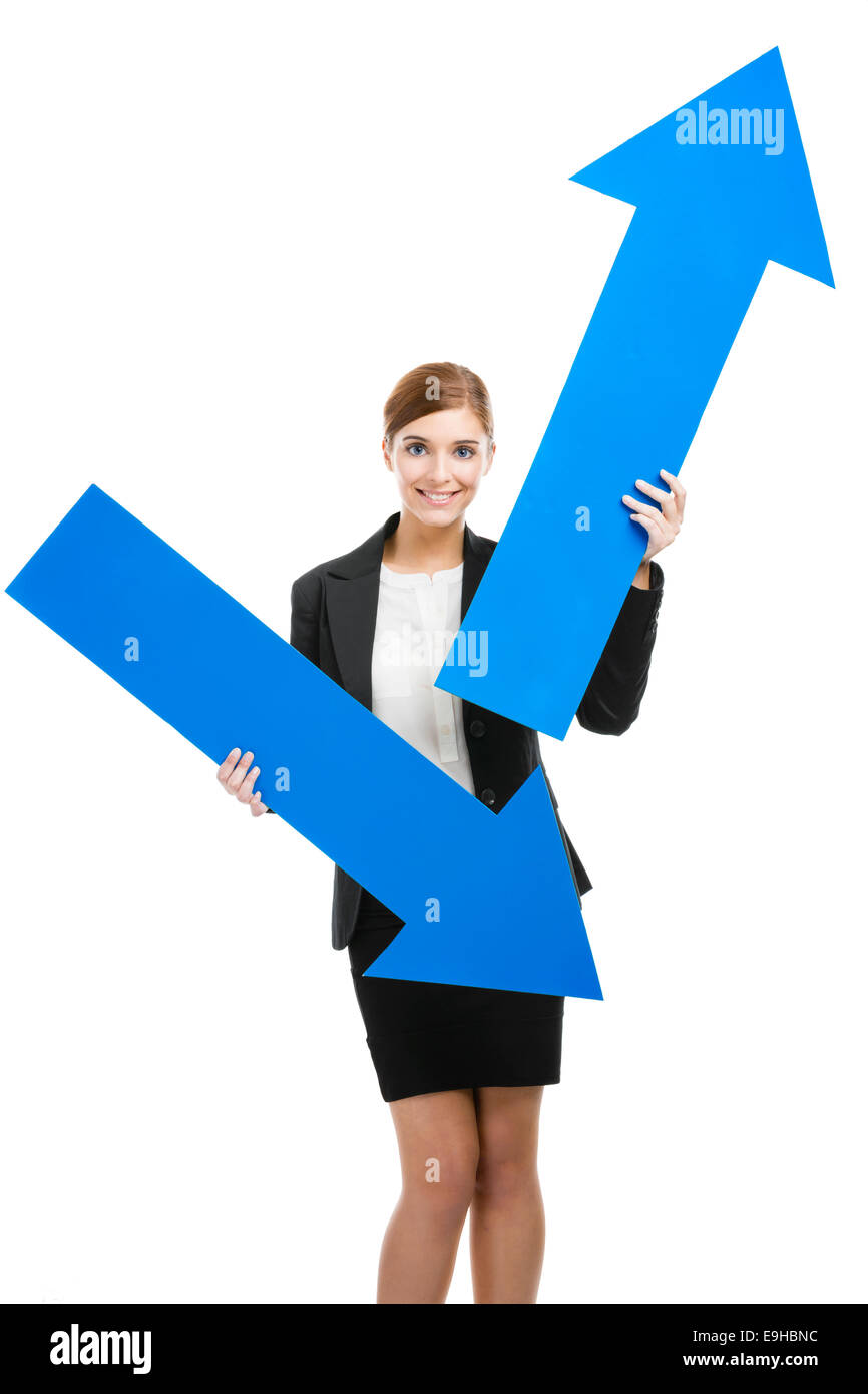 Schöne junge Geschäftsfrau hält eine blaue Pfeile auf weißem Hintergrund Stockfoto
