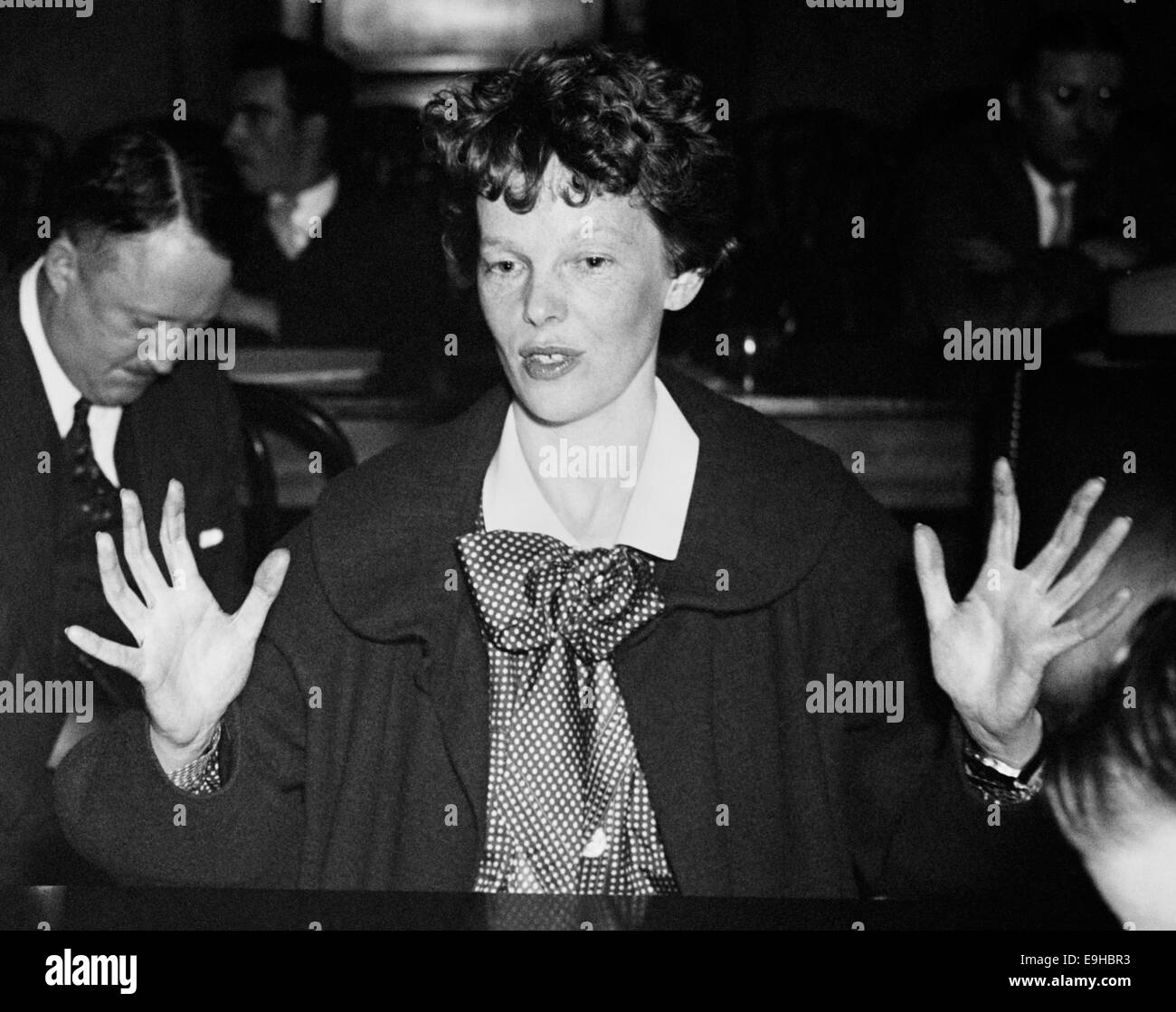 Vintage-Foto der amerikanischen Luftfahrtpionierin und Autorin Amelia Earhart (1897 – 1939 für tot erklärt) – Earhart und ihr Navigator Fred Noonan verschwanden 1937 bekanntermaßen, als sie versuchte, das erste Weibchen zu werden, das einen Rundflug über den Globus absolvierte. Foto aus dem Jahr 1936. Stockfoto