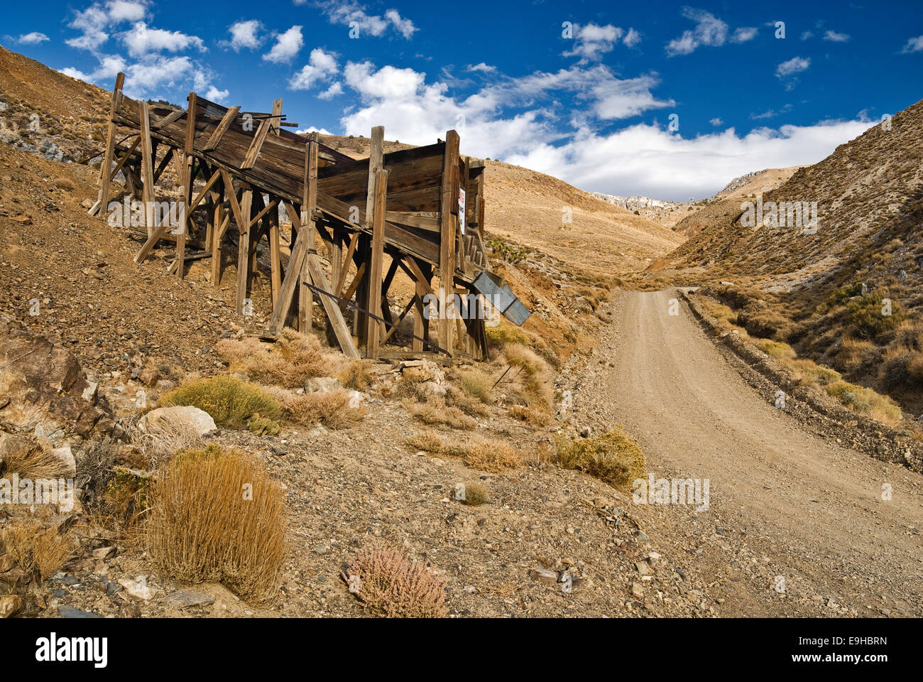Bergbau-Straßenbahn-Station Ruinen bei Cerro Gordo Road, Inyo Berge über Owens Valley, Kalifornien, USA Stockfoto