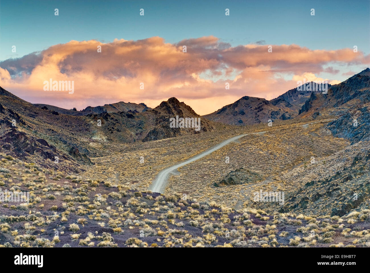 Cerro Gordo Straße im Inyo Berge, Sonnenaufgang, Kalifornien, USA Stockfoto