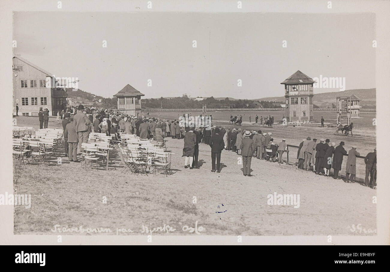Eine Vintage-Fotografie von um 1929 der Bjerke-Rennstrecke in Oslo, Norwegen. Das Bild fängt die Spannung von Pferderennen ein, bei denen Pferde und Jockeys während eines Rennens in diesem historischen Veranstaltungsort in Aktion sind. Stockfoto