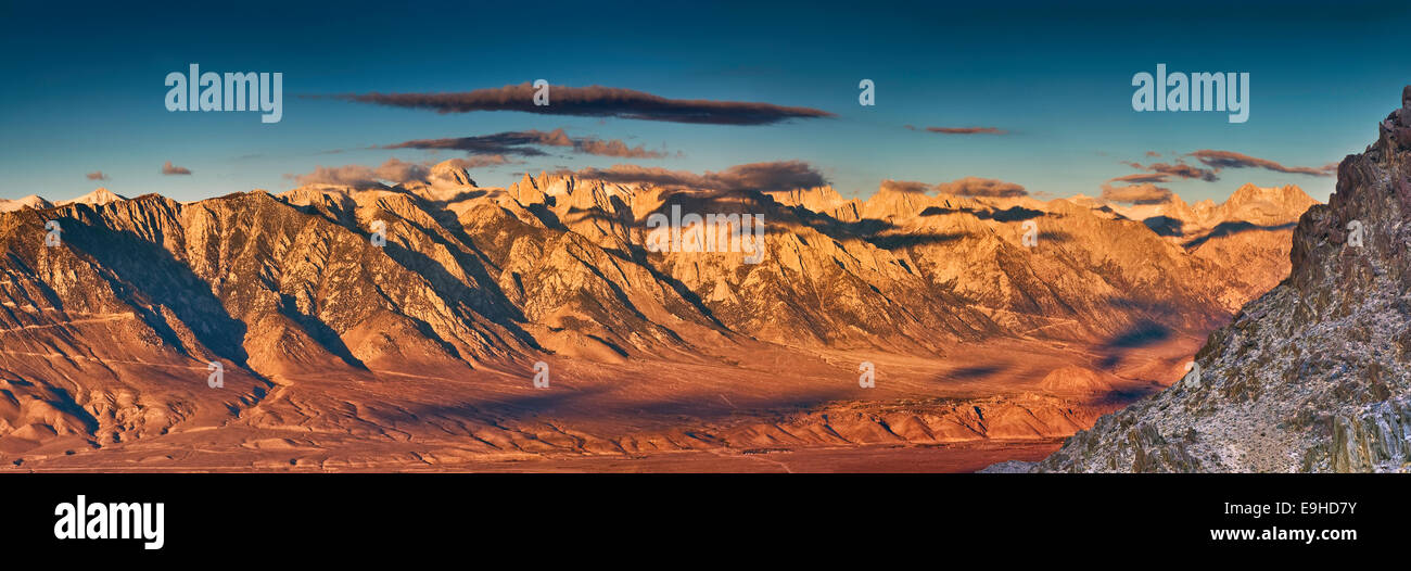 Östliche Sierra Nevada mit Mt Whitney gesehen über Owens Valley von Cerro Gordo Straße im Inyo Berge, Sonnenaufgang, Kalifornien, USA Stockfoto