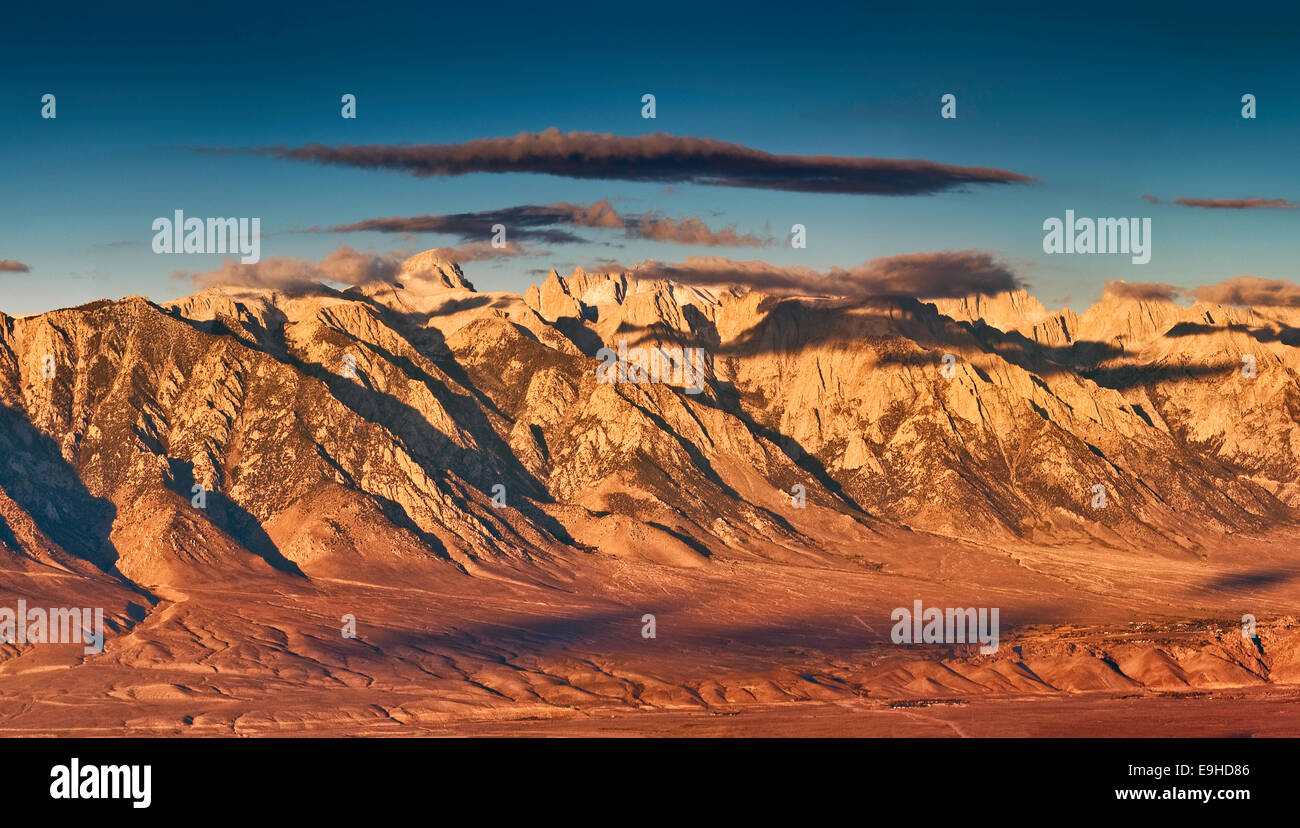 Östliche Sierra Nevada mit Mt Whitney gesehen über Owens Valley von Cerro Gordo Straße im Inyo Berge, Sonnenaufgang, Kalifornien, USA Stockfoto