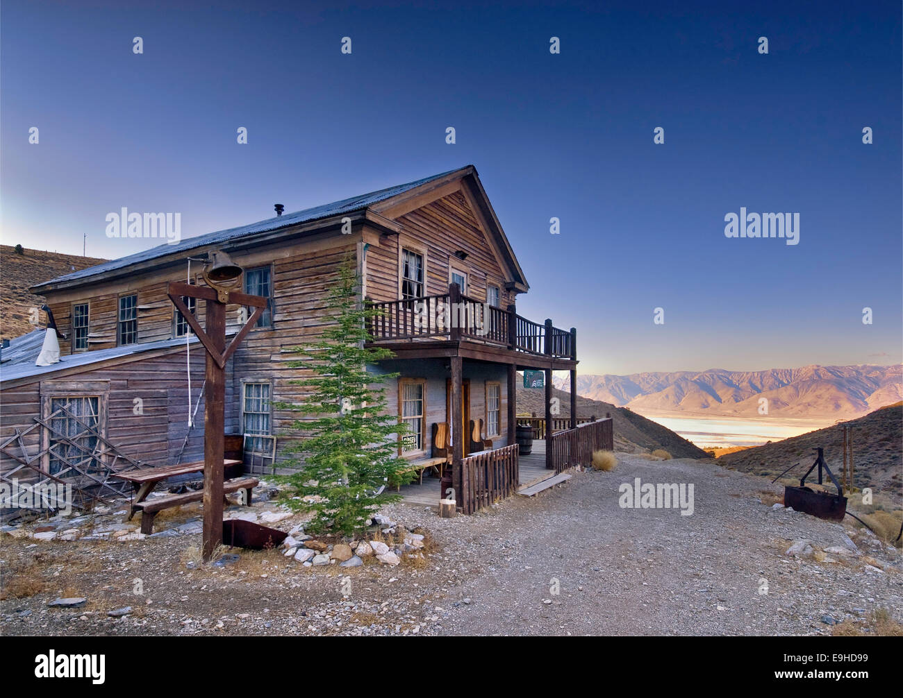 Aufgegeben von American Hotel, Cerro Gordo Geisterstadt im Inyo Mtns, Eastern Sierra Nevada, Owens Lake in Ferne, Kalifornien, USA Stockfoto