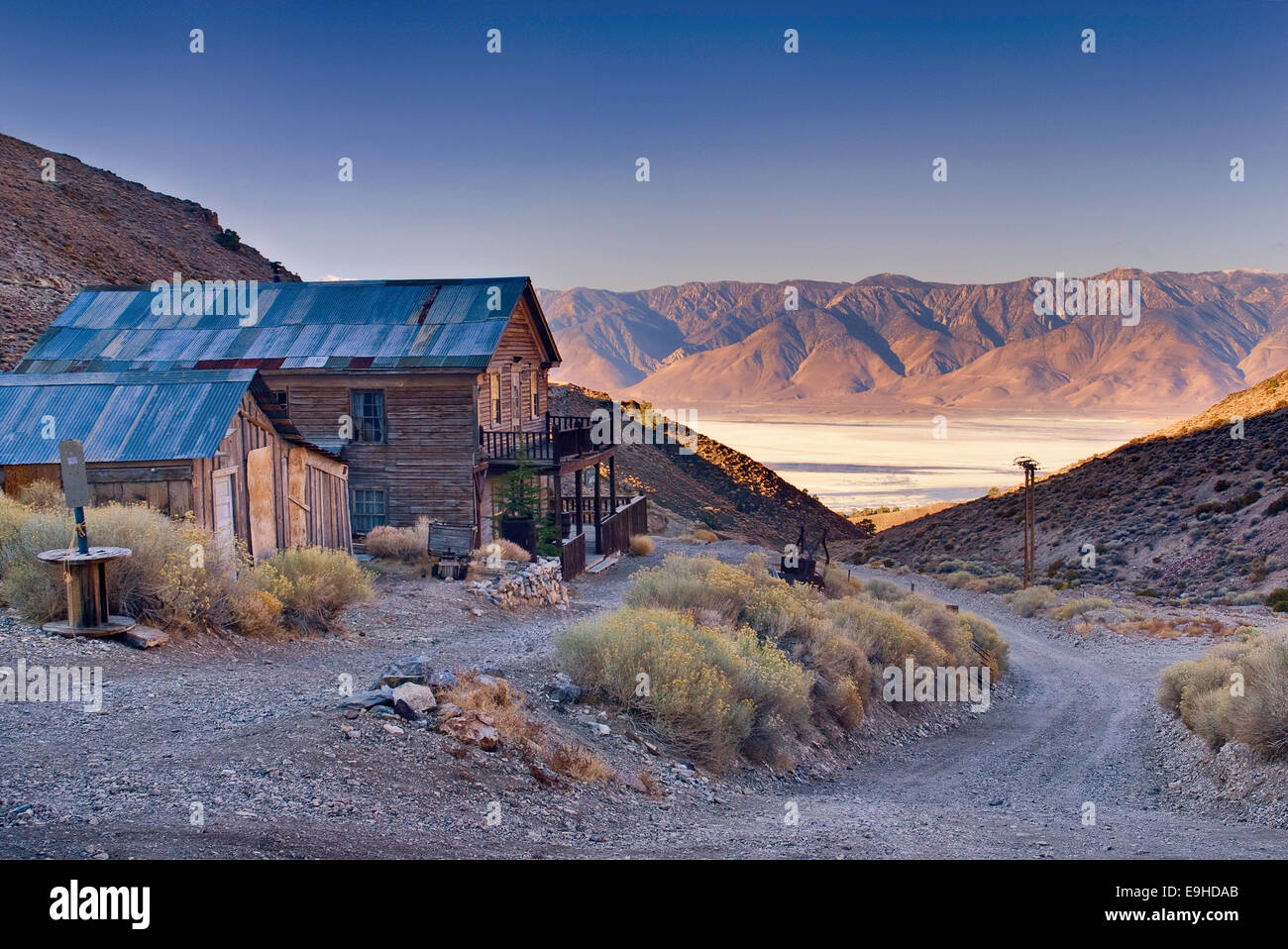 Aufgegeben von American Hotel, Cerro Gordo Geisterstadt im Inyo Mtns, Eastern Sierra Nevada, Owens Lake in Ferne, Kalifornien, USA Stockfoto