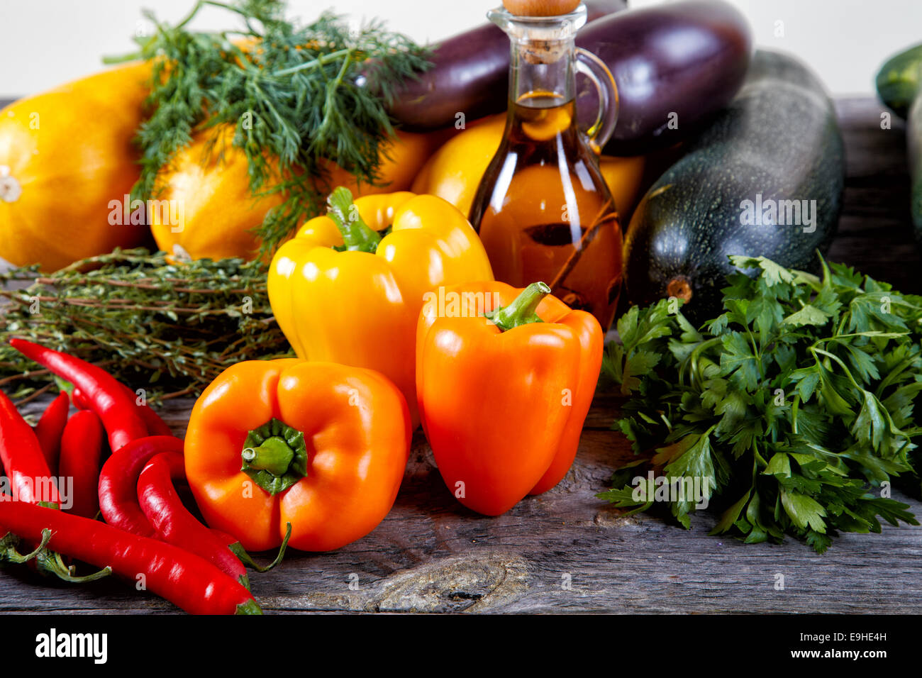 Stillleben von Gemüse auf ein alter Tisch Stockfoto