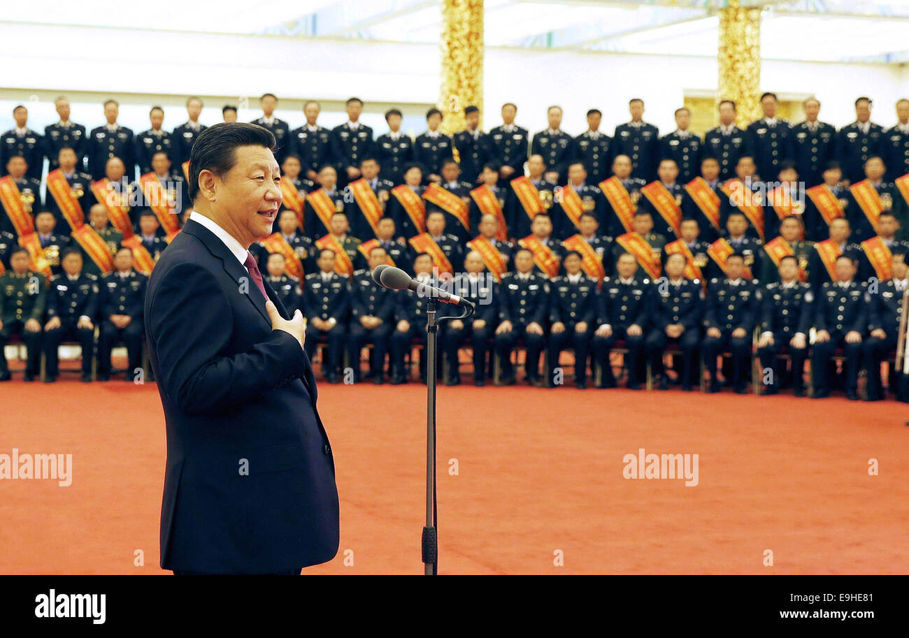 Peking, China. 28. Oktober 2014. Chinesischen Staatspräsidenten Xi Jinping spricht mit Vertretern der Modell Polizei Teams und einzelne Offiziere, die im Dienste des Volkes in Peking, Hauptstadt von China, 28. Oktober 2014 für ihre Leistungen ausgezeichnet. Der chinesische Ministerpräsident Li Keqiang und Liu Yunshan, Mitglied des ständigen Ausschusses des Politbüros des Zentralkomitees der kommunistischen Partei von China (CPC), besuchte auch das treffen. Bildnachweis: Ju Peng/Xinhua/Alamy Live-Nachrichten Stockfoto